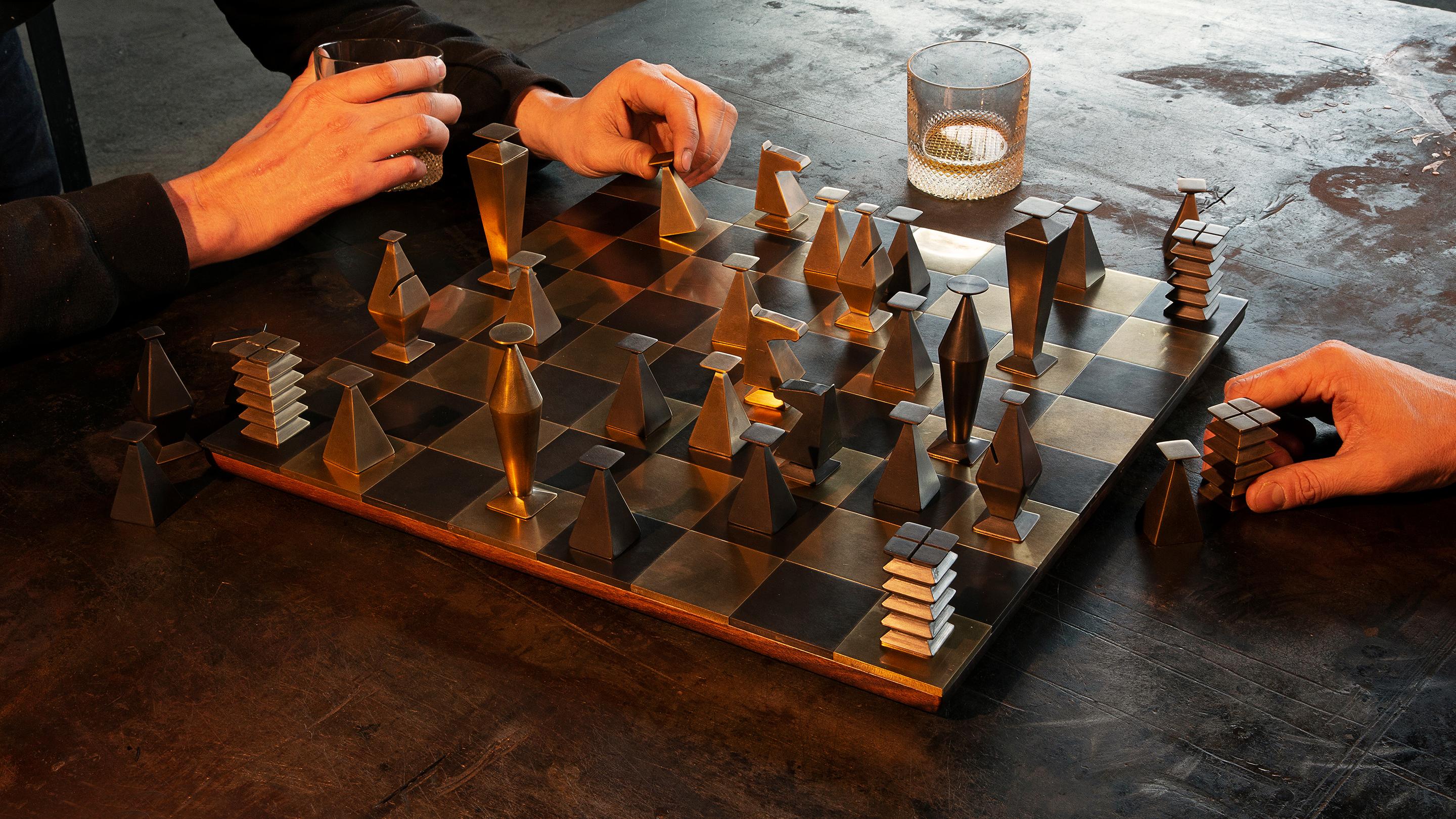 Otterburn Schachspiel, Brett & Box - Massives handpatiniertes Messing und Walnuss  (Britisch) im Angebot