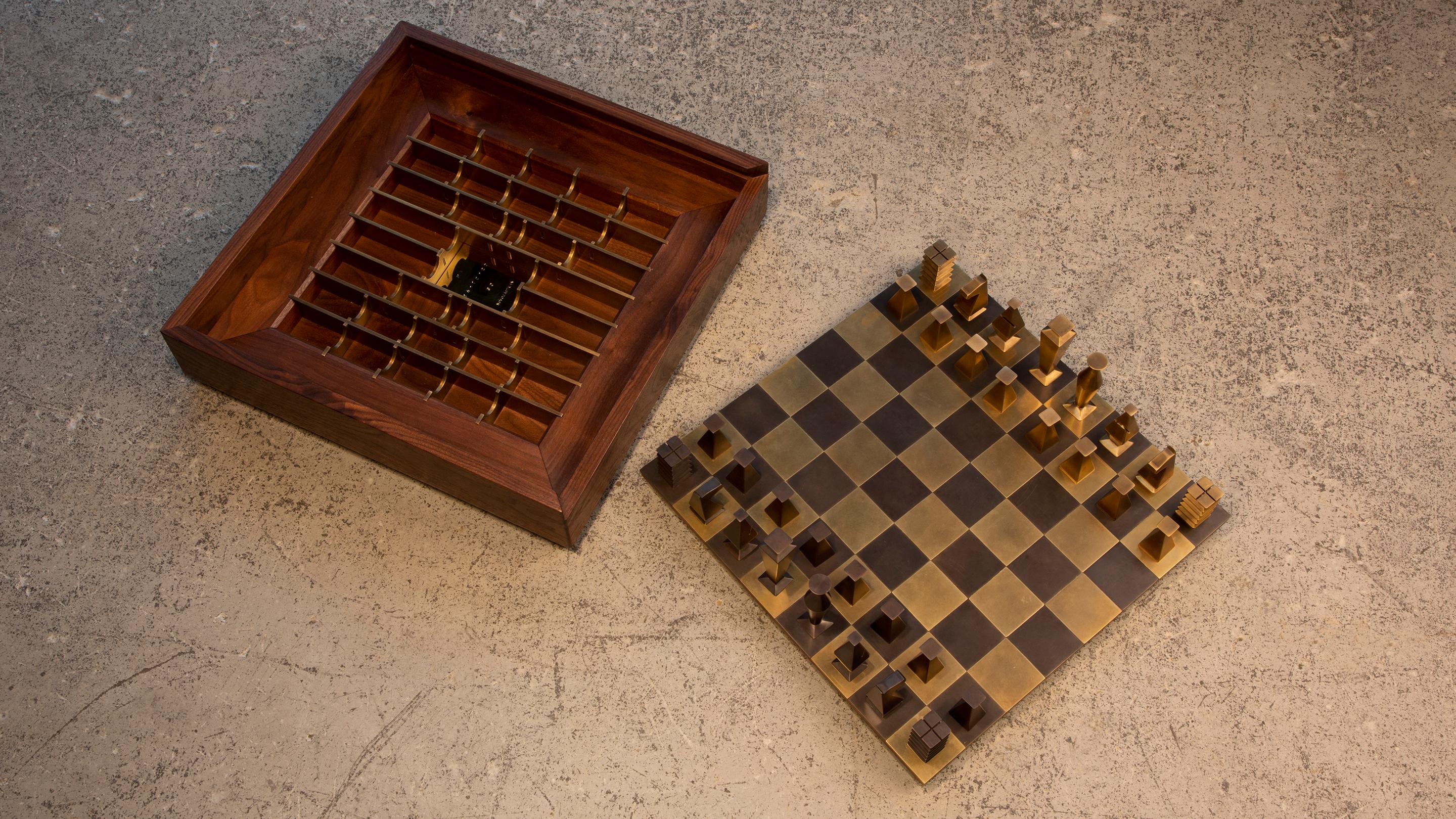 Tôle Jeu d'échecs Otterburn, échiquier et boîte - Laiton massif patiné à la main et noyer  en vente