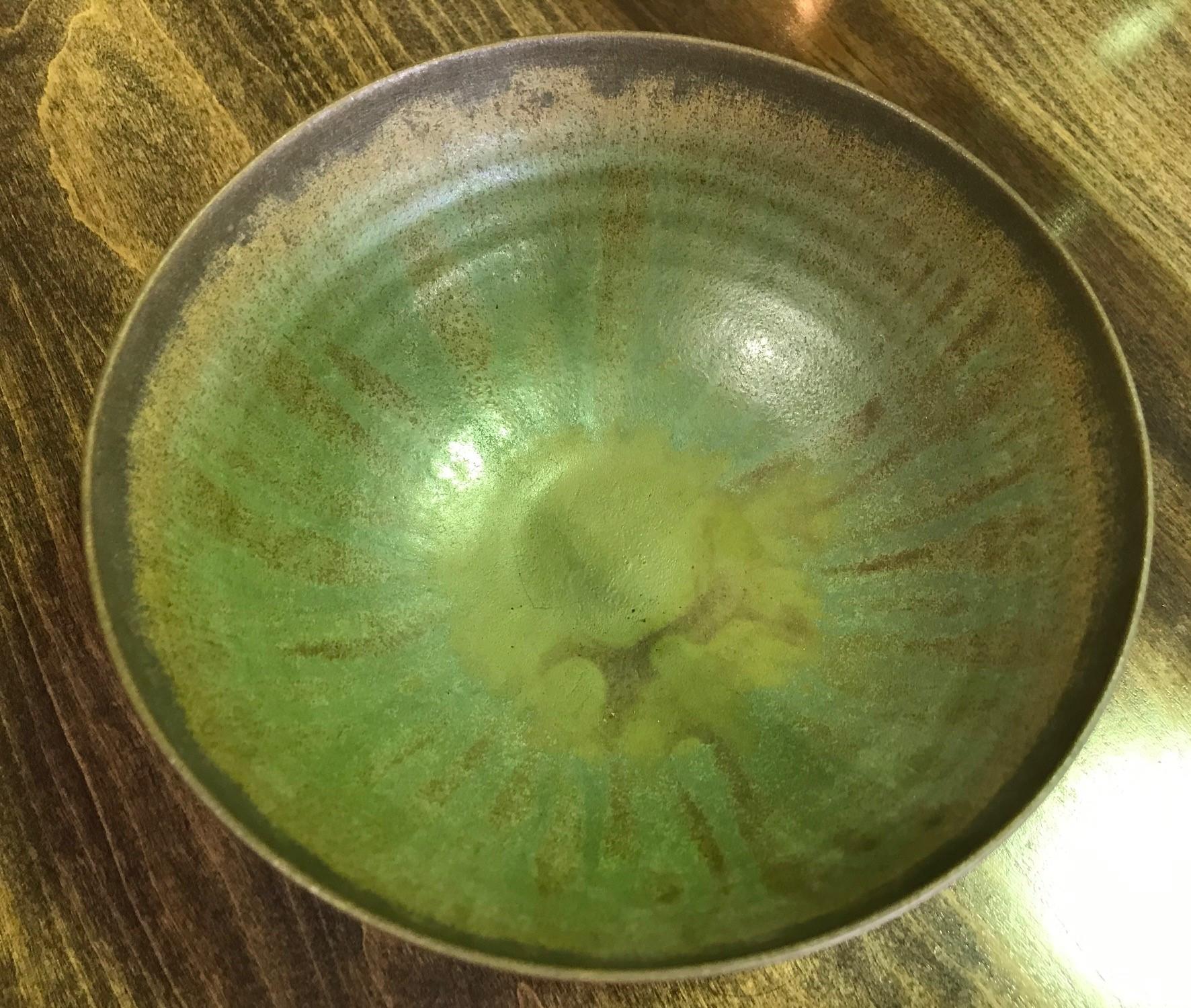Mid-Century Modern Otto and Gertrud Natzler Green Lava Glaze Bowl with Original Paper Label, 1960 For Sale