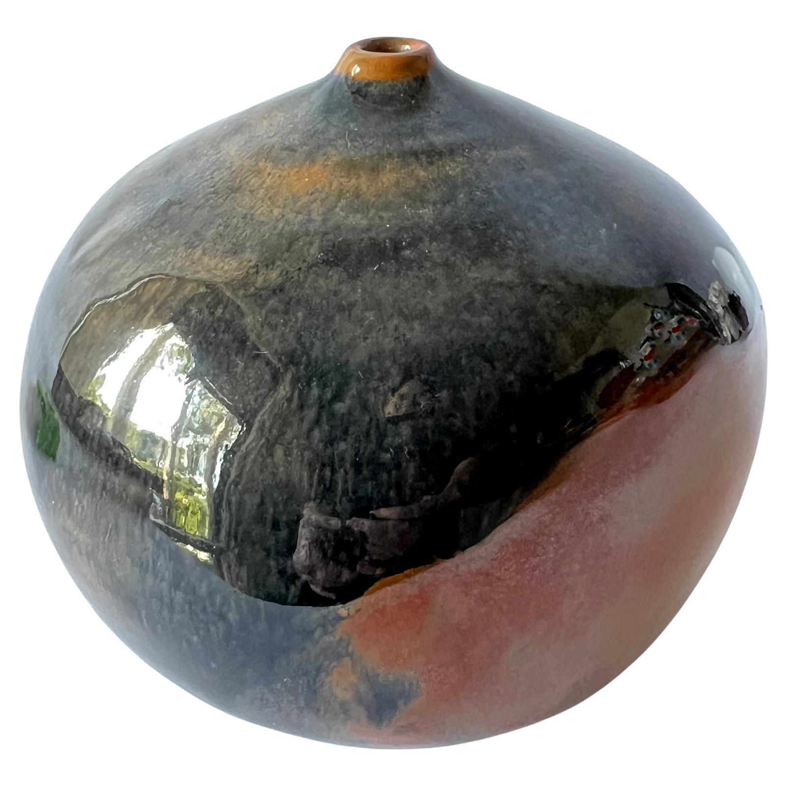 Vase en forme de boule créé par Otto et Vivika Heino d'Ojai, en Californie.  Le vase mesure 4,5