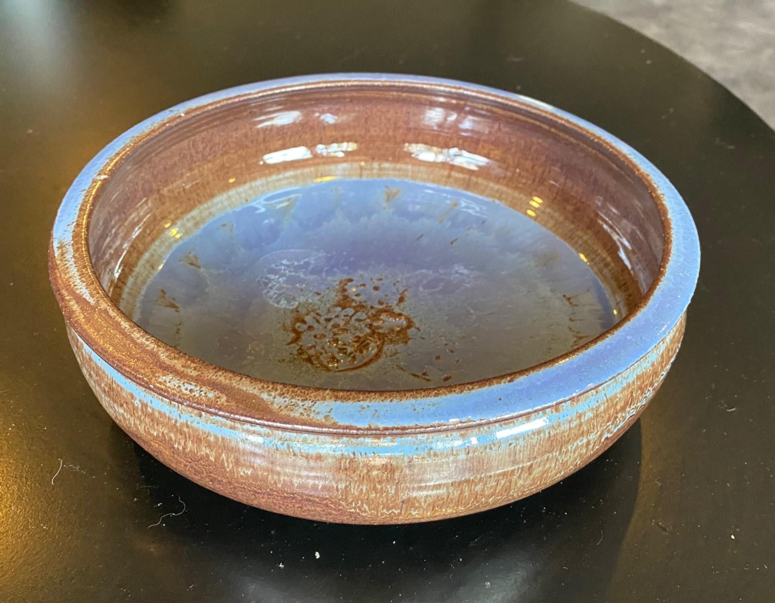 Eine wundervoll gestaltete und wunderschön glasierte große Schale aus Steingut von dem Künstlerehepaar Vivika und Otto Heino, die Keramikmeister sind. Das Ehepaar war vor allem für seine inspirierten Designs und unverwechselbaren Glasuren bekannt. 