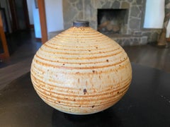 Otto and Vivika Heino Jarrón moderno de mediados de siglo con esmalte amarillo y hierba