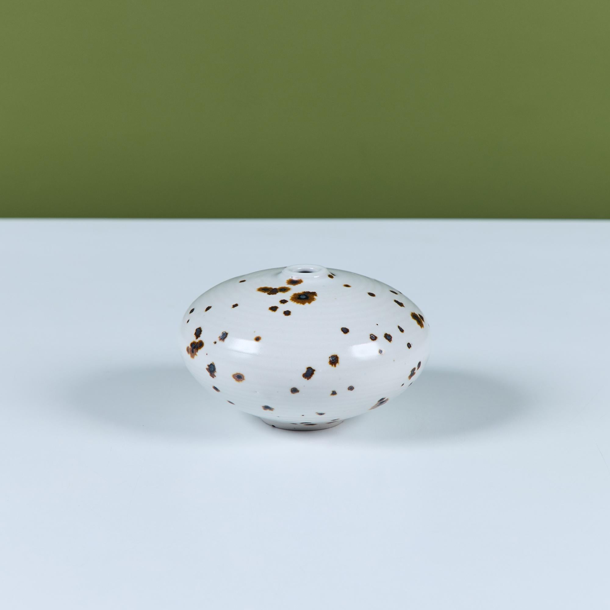 Vaso a bocciolo in Studio Pottery di Otto e Vivika Heino, importanti ceramisti del 20th Century. Questo vaso rotondo è caratterizzato da uno smalto crema all over con macchie marroni e una struttura del corpo a coste. Firmato sul lato