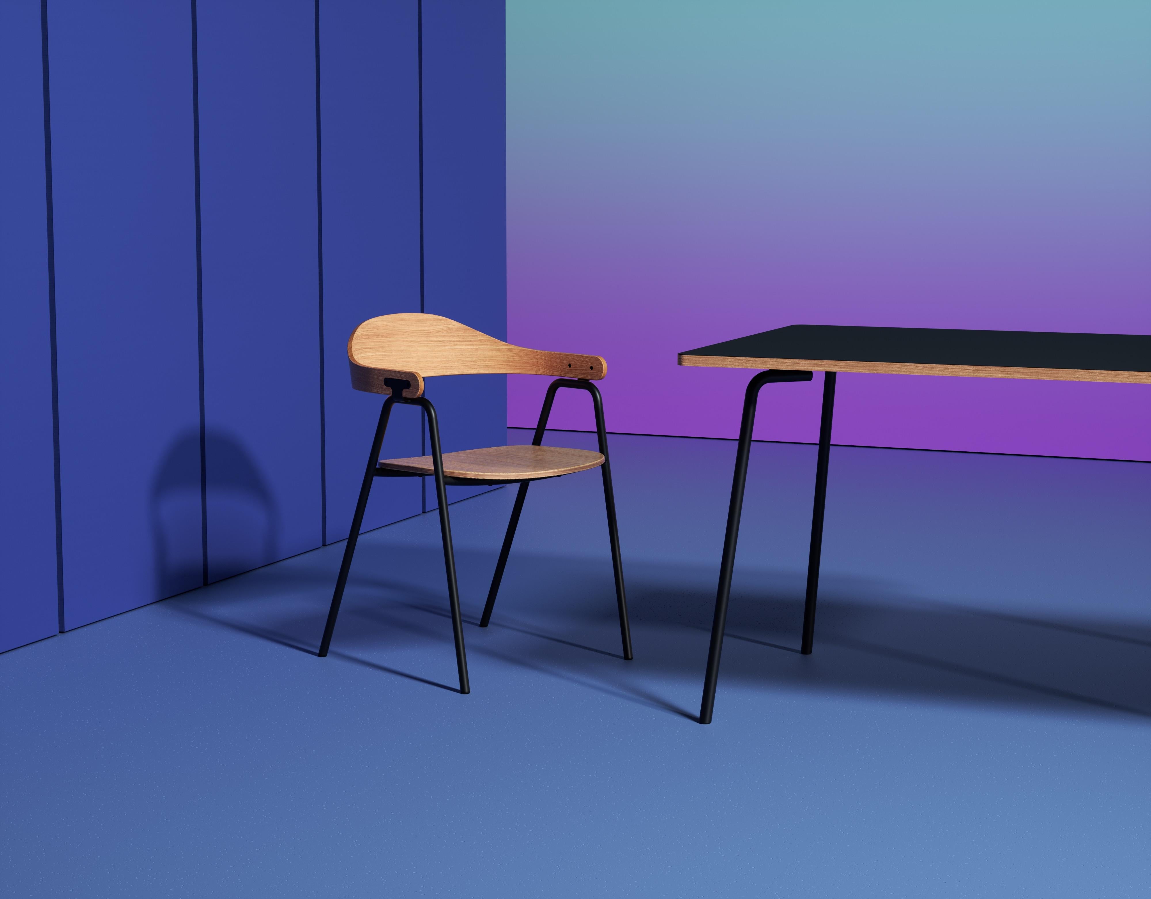 Le fauteuil Otto est une pièce ludique et sophistiquée qui associe une structure métallique simple et fonctionnelle à un dossier et à une assise sculpturaux et chaleureux en contreplaqué. Le raccord métallique entre l'accoudoir et le cadre