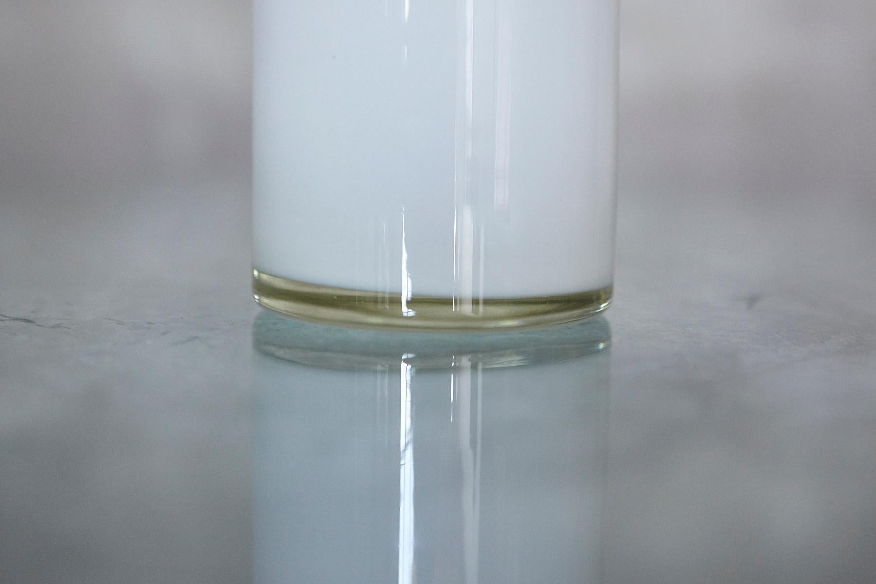 Scandinavo moderno Vaso in vetro lattimo incamiciato bianco 