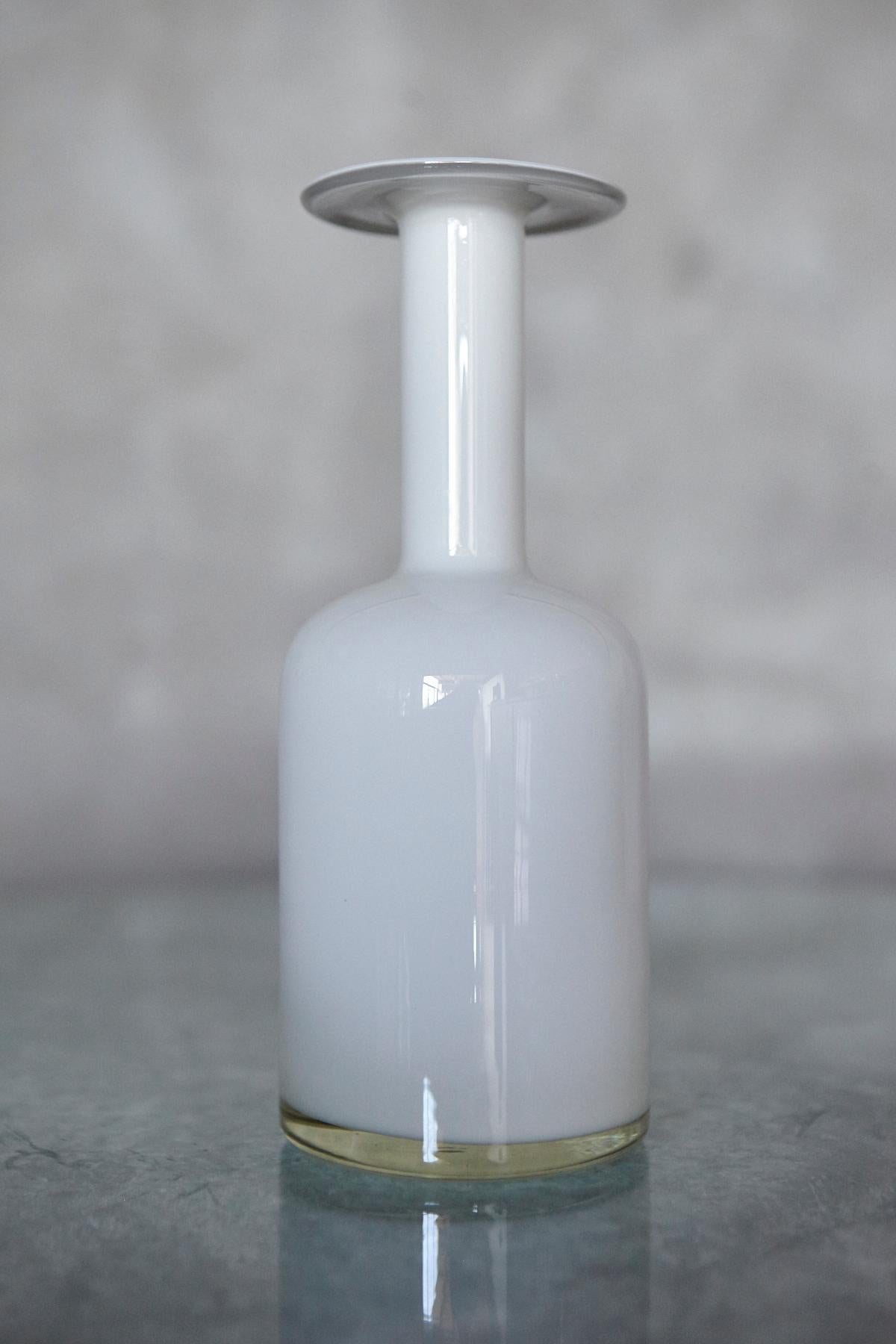 Danese Vaso in vetro lattimo incamiciato bianco 