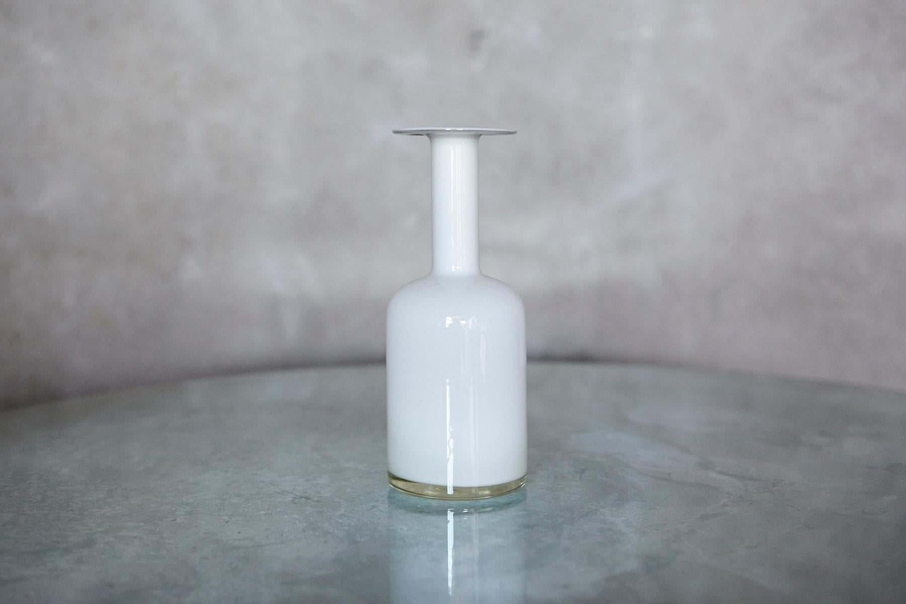 Vaso in vetro lattimo incamiciato bianco 