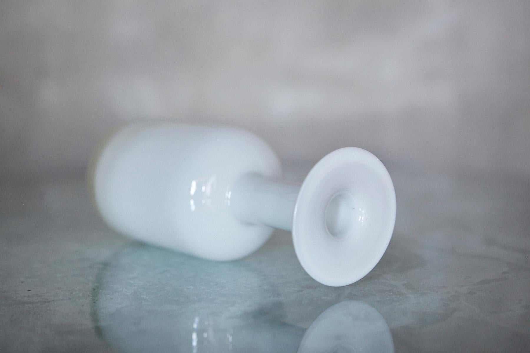 XX secolo Vaso in vetro lattimo incamiciato bianco 