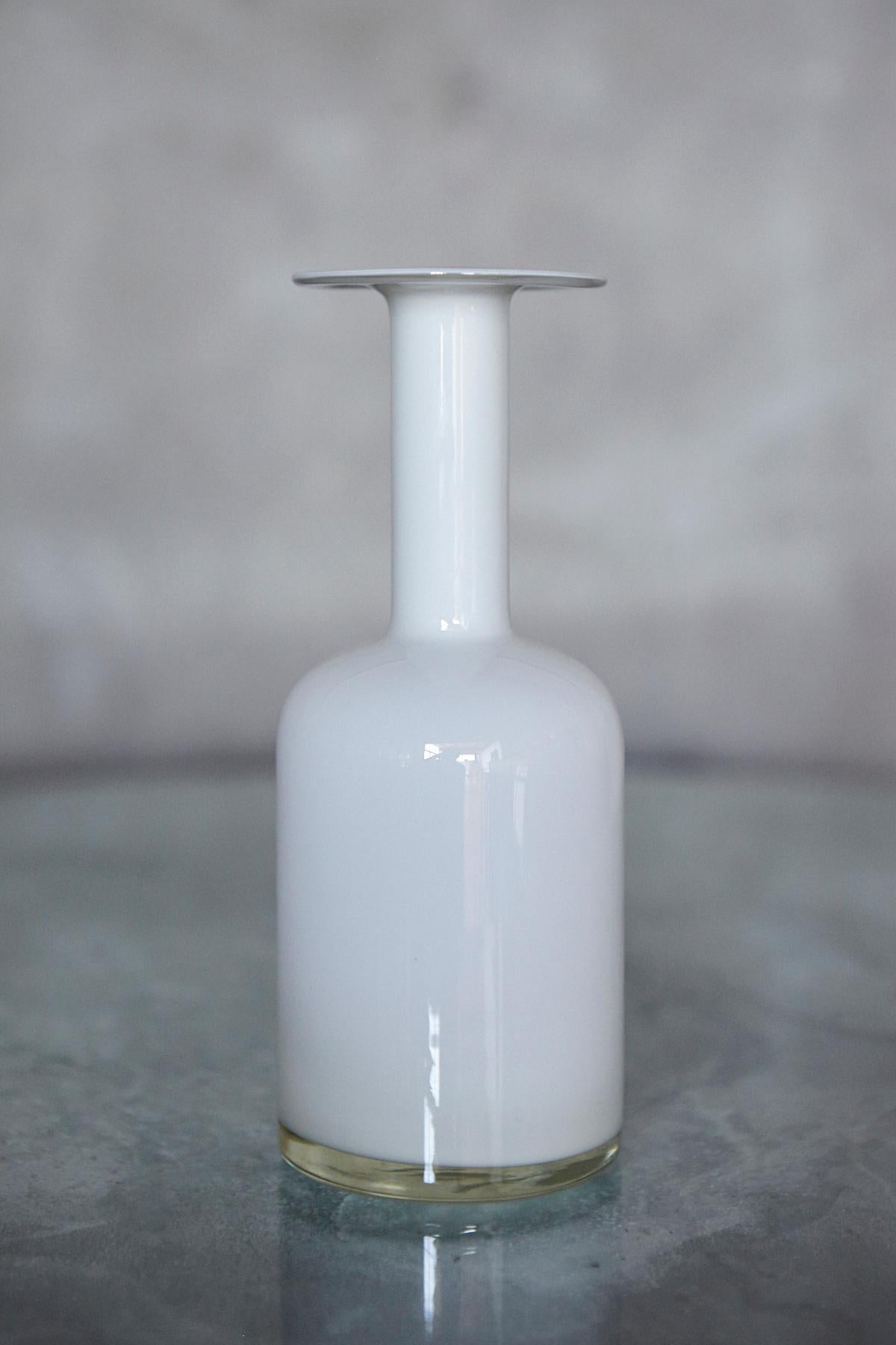 Vetro artistico Vaso in vetro lattimo incamiciato bianco 