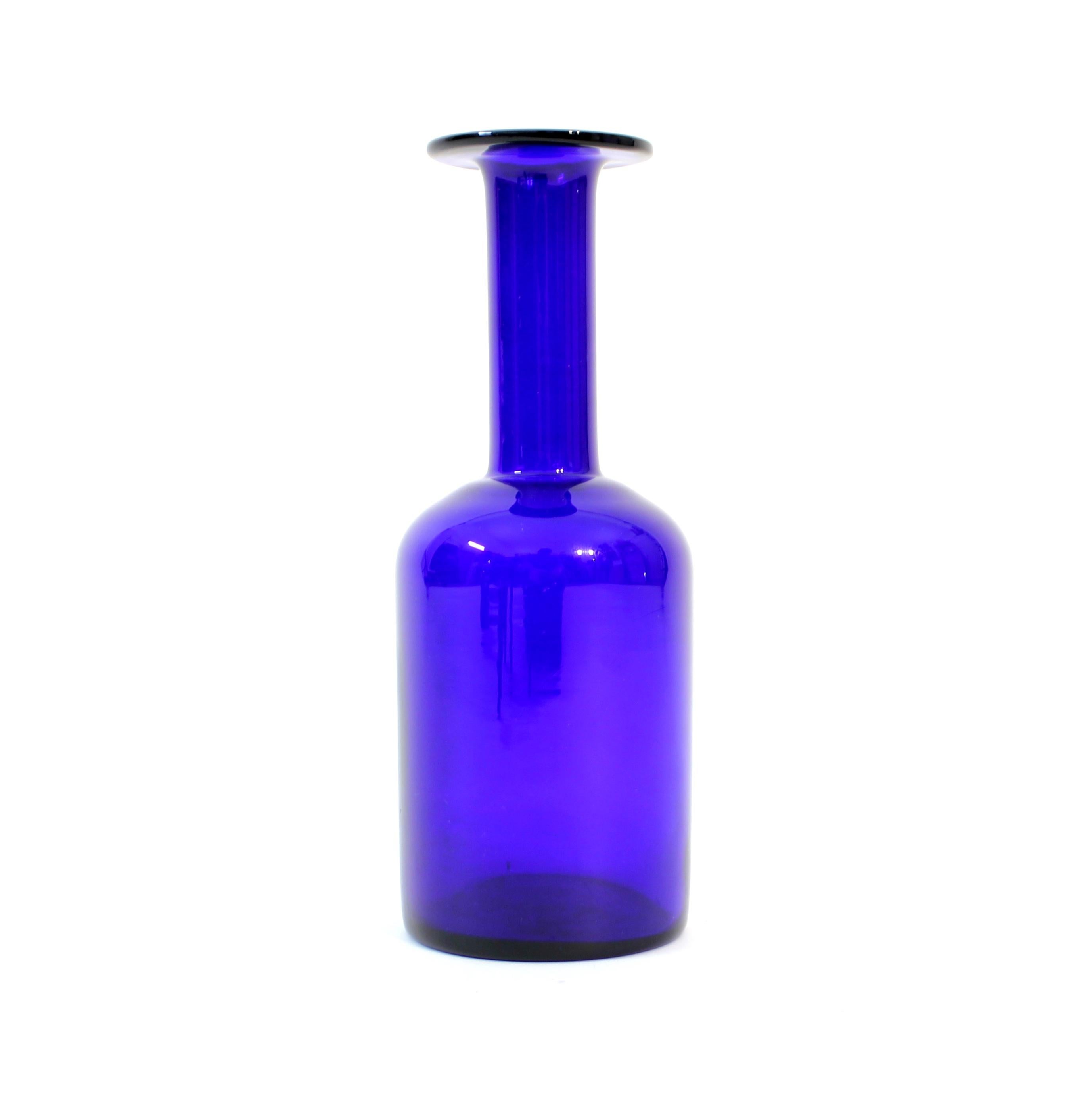 Bouteille (ou vase) en bleu cobalt, conçue par Otto Brauer pour la légendaire société de verre danoise Holmegaard dans les années 1960. Ce modèle est l'un des objets en verre danois les plus reconnaissables de tout le 20ème siècle et a été produit