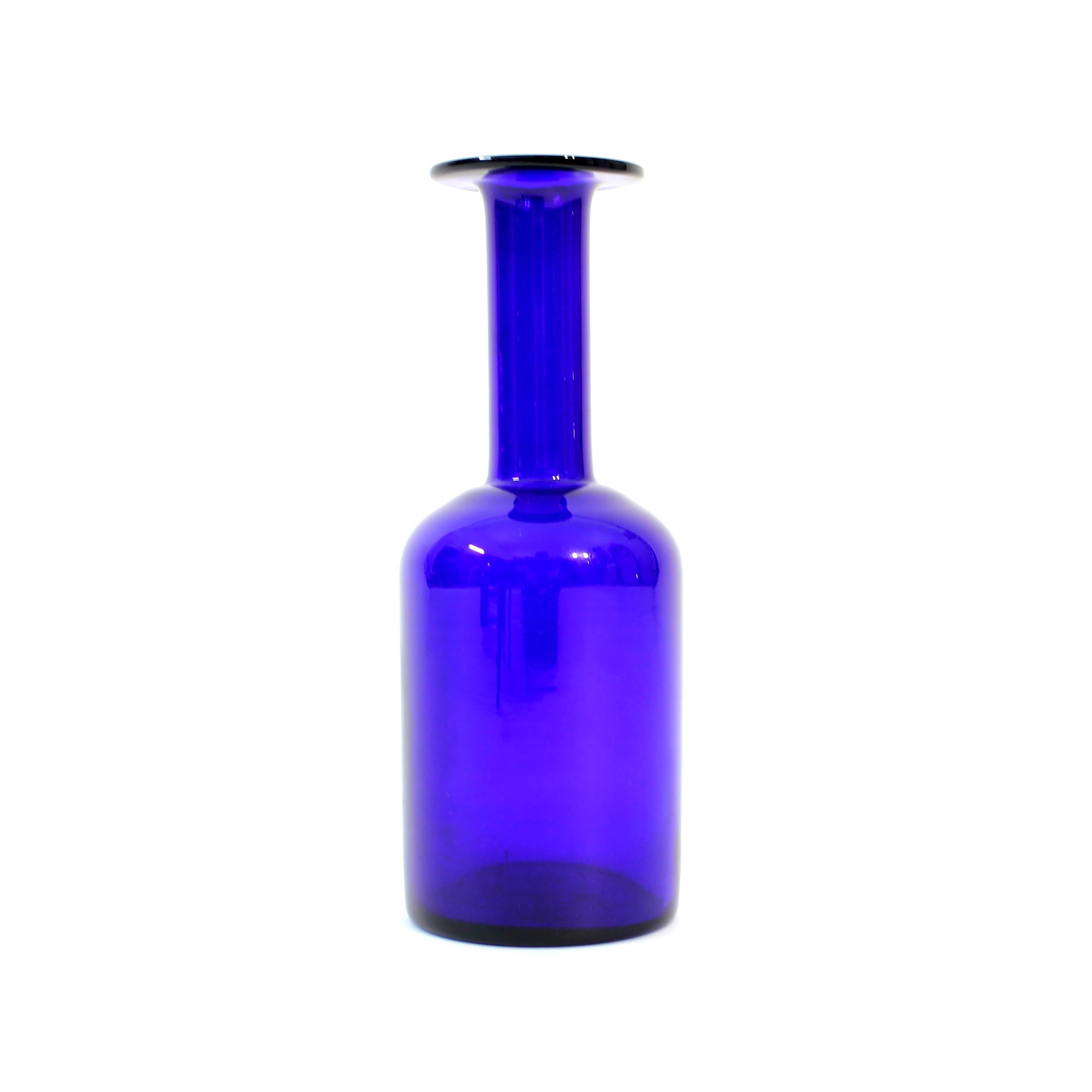 Scandinavian Modern Otto Brauer, blue glass vase for Holmegaard, 1960s For Sale