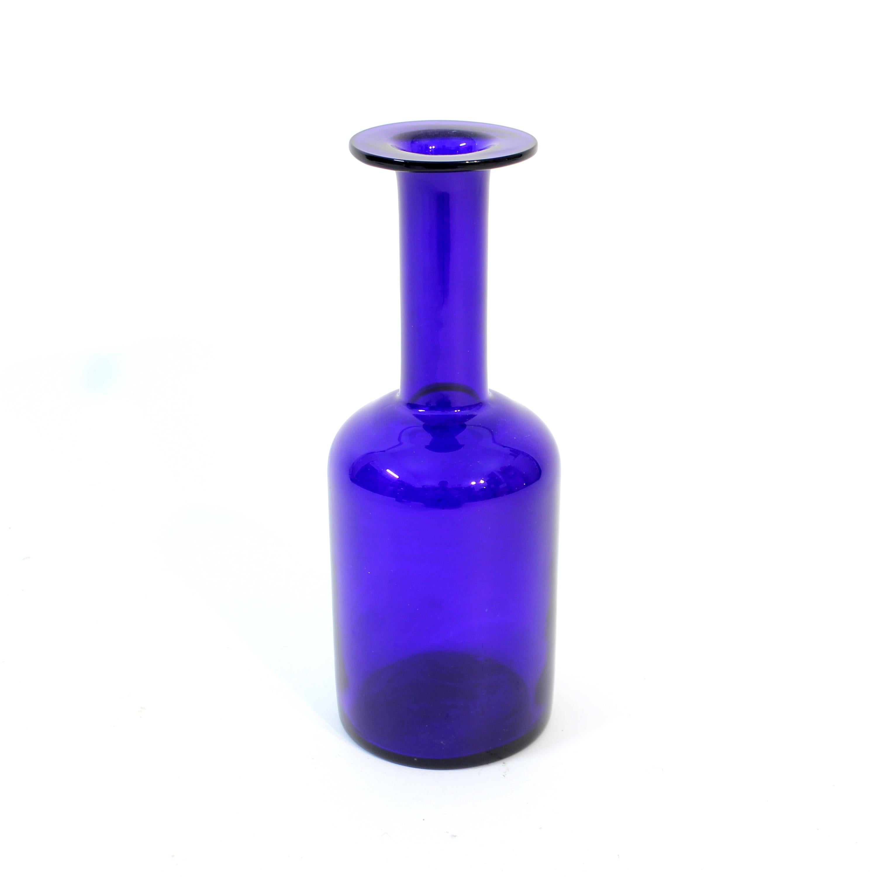 Otto Brauer, blue glass vase for Holmegaard, 1960s In Good Condition For Sale In Uppsala, SE