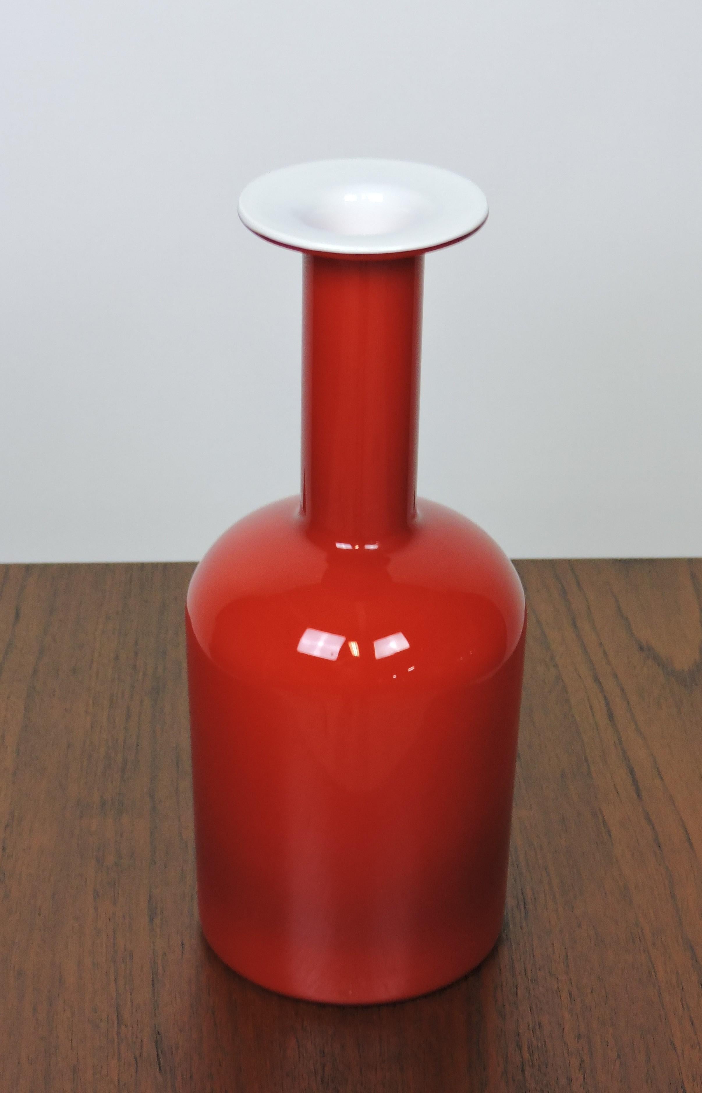 Große, ikonische Gulvase aus Glas, entworfen von Otto Brauer und hergestellt in Dänemark von Holmegaard. Diese Vase ist mittelgroß und hat eine rote Außenseite mit einer weißen Innenseite. Das letzte Bild zeigt sie mit einer schwedischen