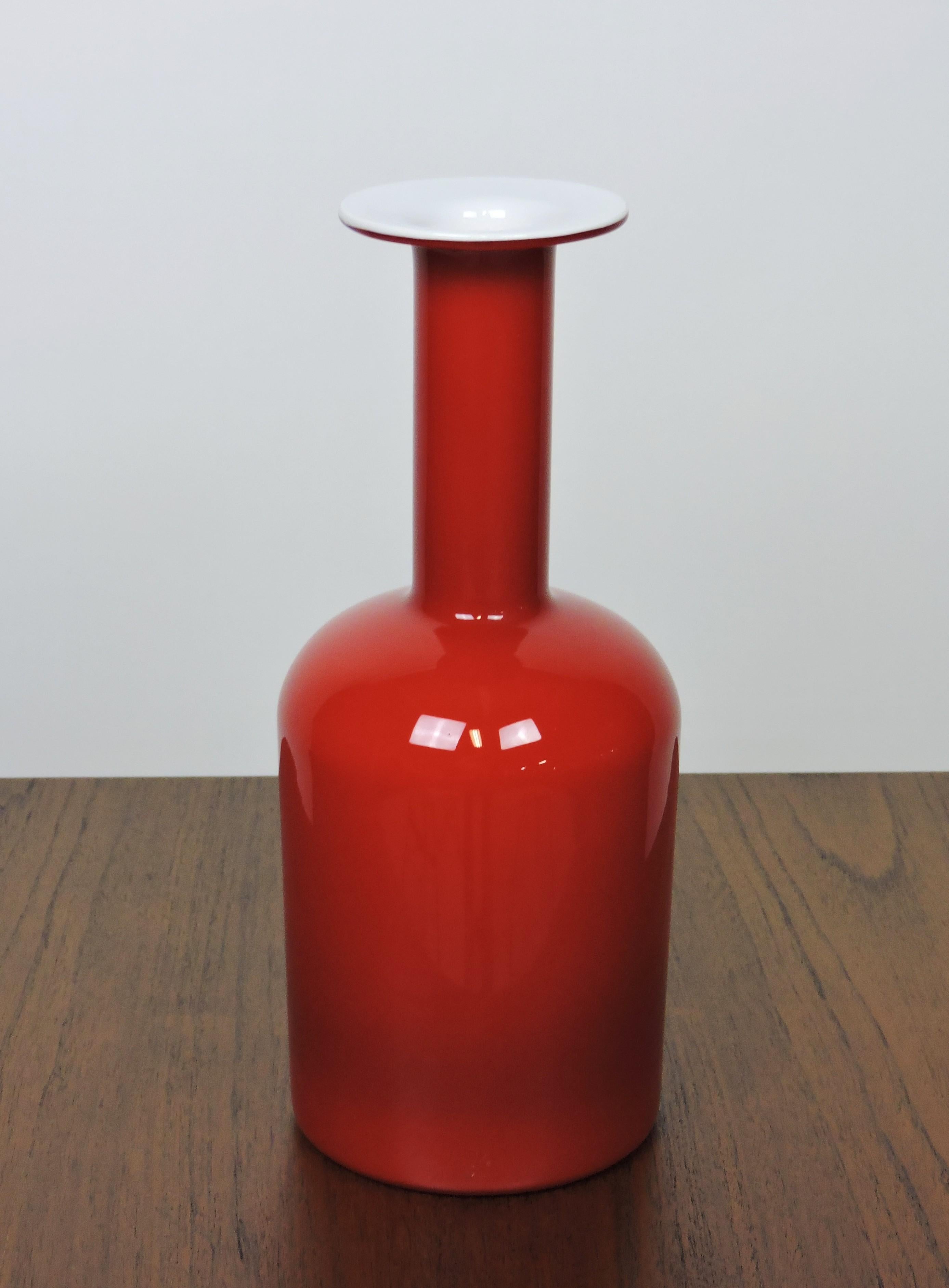 Danois Gulvvase en verre rouge et blanc de style danois moderne d'Otto Brauer pour Holmegaard en vente