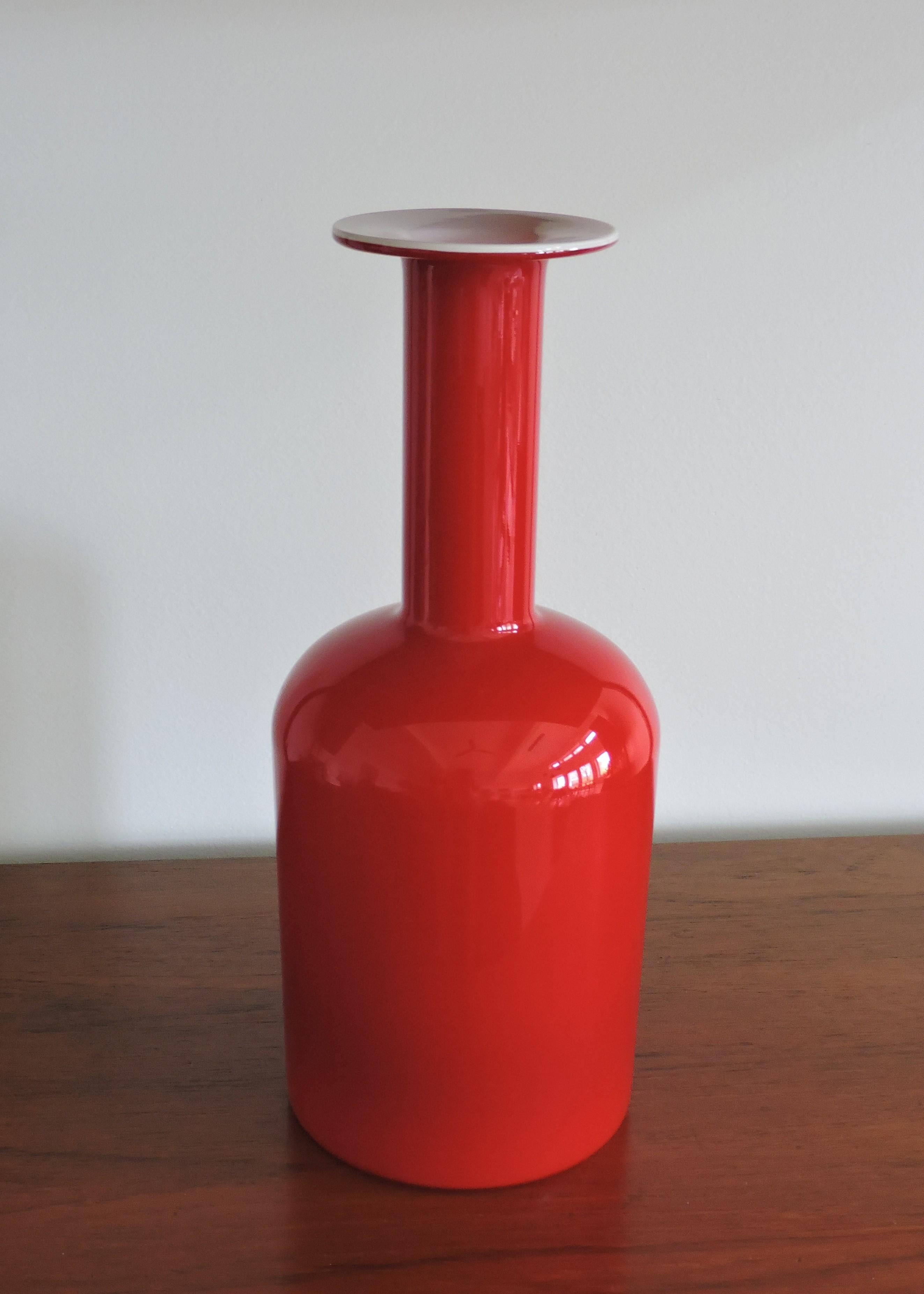 Otto Brauer Danish Modern Red & White Cased Glass Gulvvase for Holmegaard For Sale 1