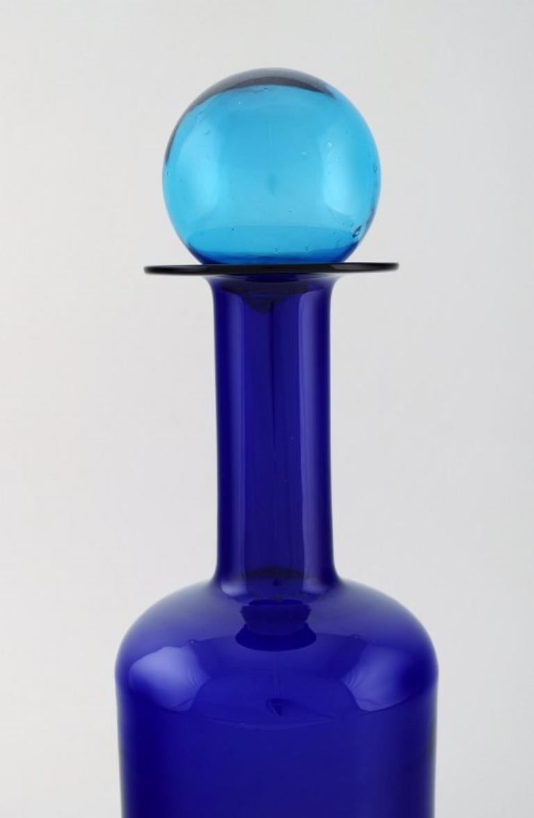 Otto Brauer für Holmegaard. 
Große Vase / Flasche aus blauem Kunstglas mit blauer Kugel, 1960er Jahre.
Maße: 37,5 x 12 cm (inkl. Ball).
In perfektem Zustand.