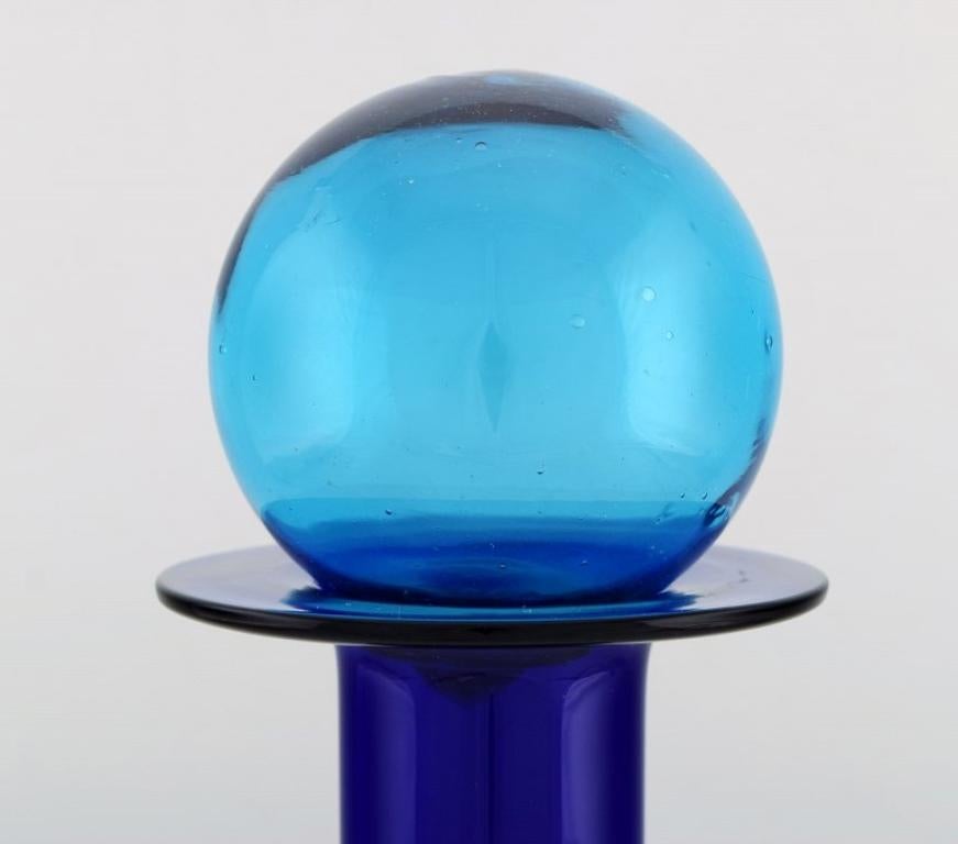 Otto Brauer für Holmegaard. Blaue Glasflasche aus Kunstglas mit blauer Kugel (Dänisch) im Angebot