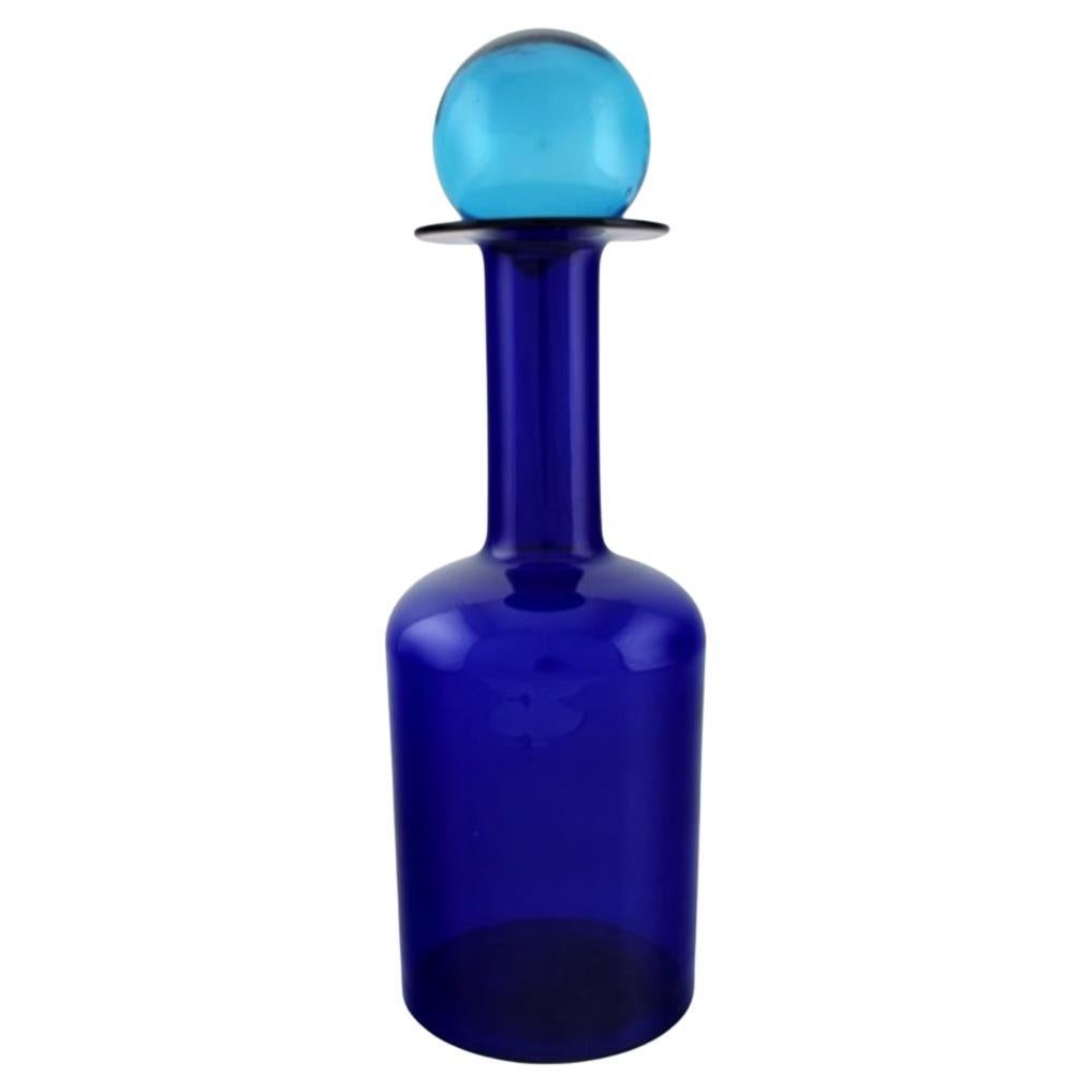 Otto Brauer für Holmegaard. Blaue Glasflasche aus Kunstglas mit blauer Kugel