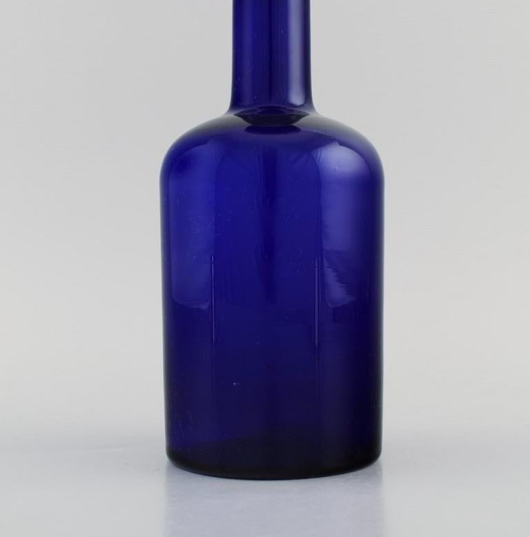 Danish Otto Brauer for Holmegaard. Bottle in blue art glass with purple ball For Sale