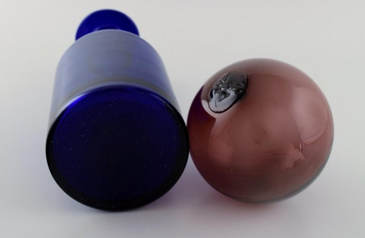 Otto Brauer for Holmegaard. Bottle in blue art glass with purple ball In Excellent Condition For Sale In Copenhagen, DK