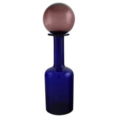 Otto Brauer para Holmegaard. Botella de vidrio artístico azul con bola morada