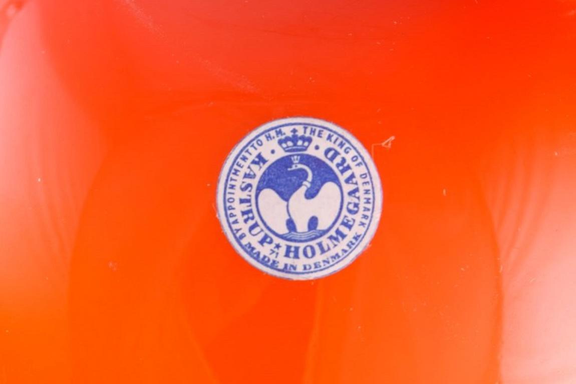 Otto Brauer für Holmegaard. Flasche aus hellbraunem Kunstglas mit orangefarbener Kugel im Zustand „Hervorragend“ im Angebot in Copenhagen, DK