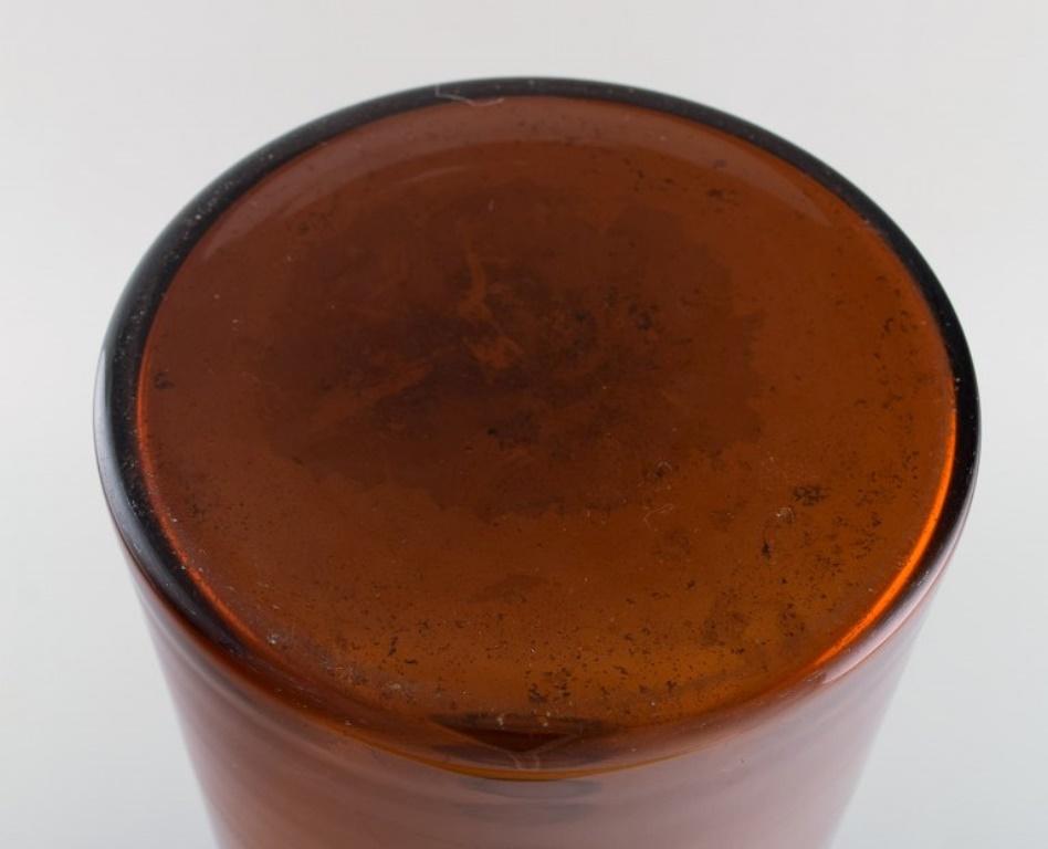 Otto Brauer für Holmegaard. Flasche aus hellbraunem Kunstglas mit orangefarbener Kugel (Mitte des 20. Jahrhunderts) im Angebot