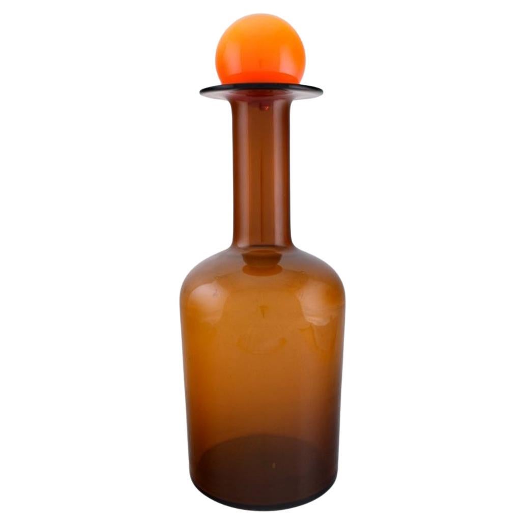 Otto Brauer für Holmegaard. Flasche aus hellbraunem Kunstglas mit orangefarbener Kugel