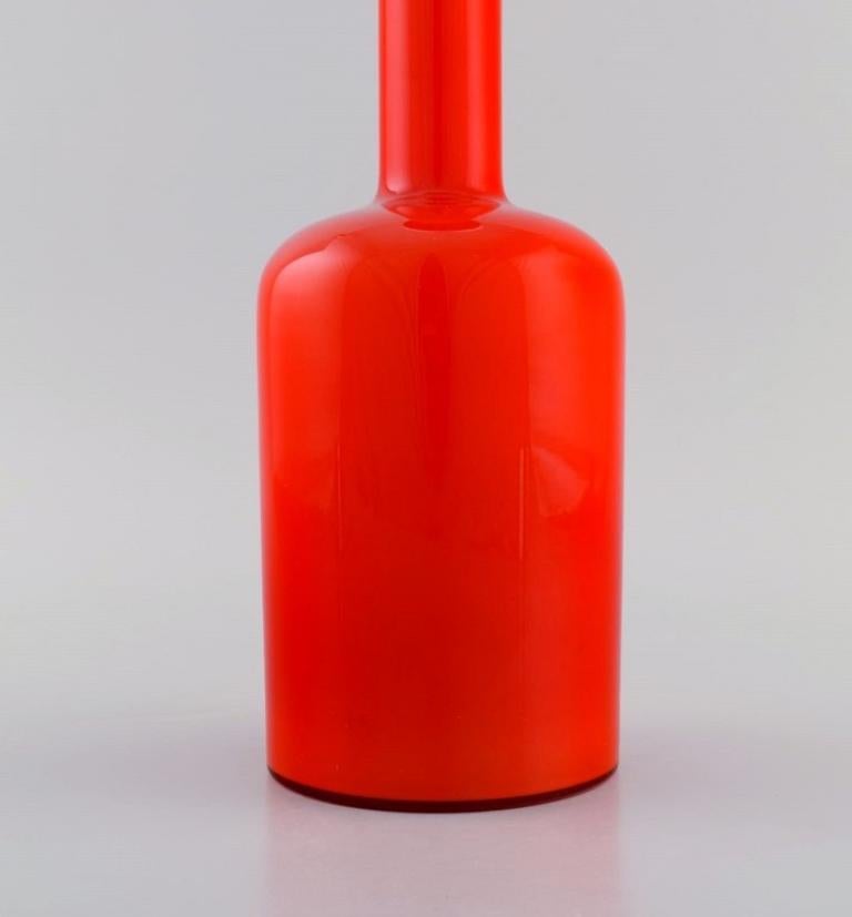 Otto Brauer for Holmegaard. Bottle in red mouth-blown art glass with white ball. In Excellent Condition For Sale In Copenhagen, DK