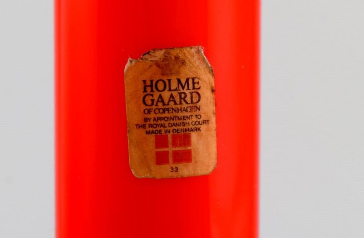 Otto Brauer für Holmegaard. Flasche aus rotem mundgeblasenem Kunstglas mit weißer Kugel. (Glaskunst) im Angebot