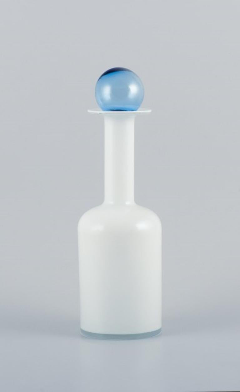 Otto Brauer for Holmegaard. Vase/bottle in white mouth-blown art glass with a light blue ball.
1960s.
Remnants of a label.
In perfect condition.
Dimensions: Height 30.5 cm (with sphere) x Width 8.5 cm.