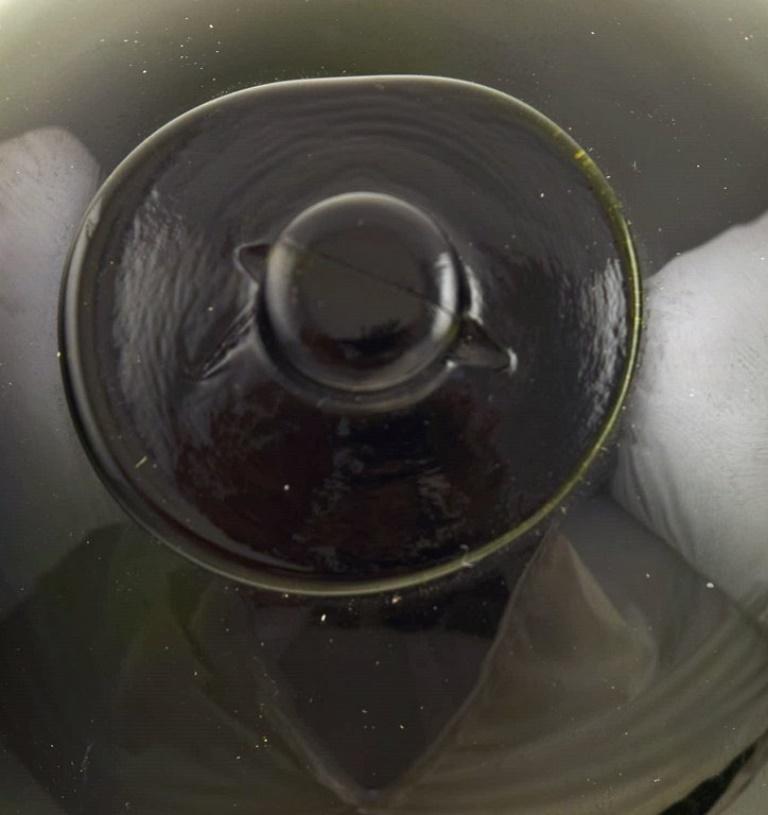 Verre d'art Otto Brauer pour Holmegaard.  Bouteille Colossal en verre d'art vert avec boule verte en vente