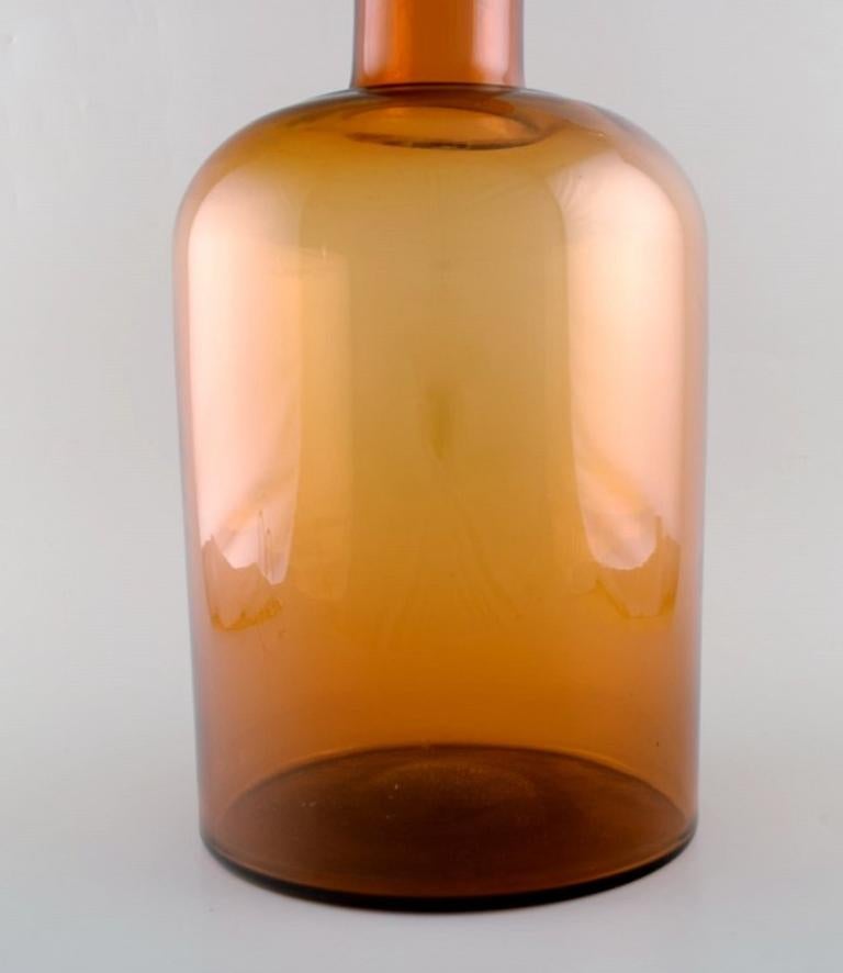 Otto Brauer für Holmegaard, Kolossale Vase/Flasche, Braunes Kunstglas mit blauer Kugel (Skandinavische Moderne) im Angebot