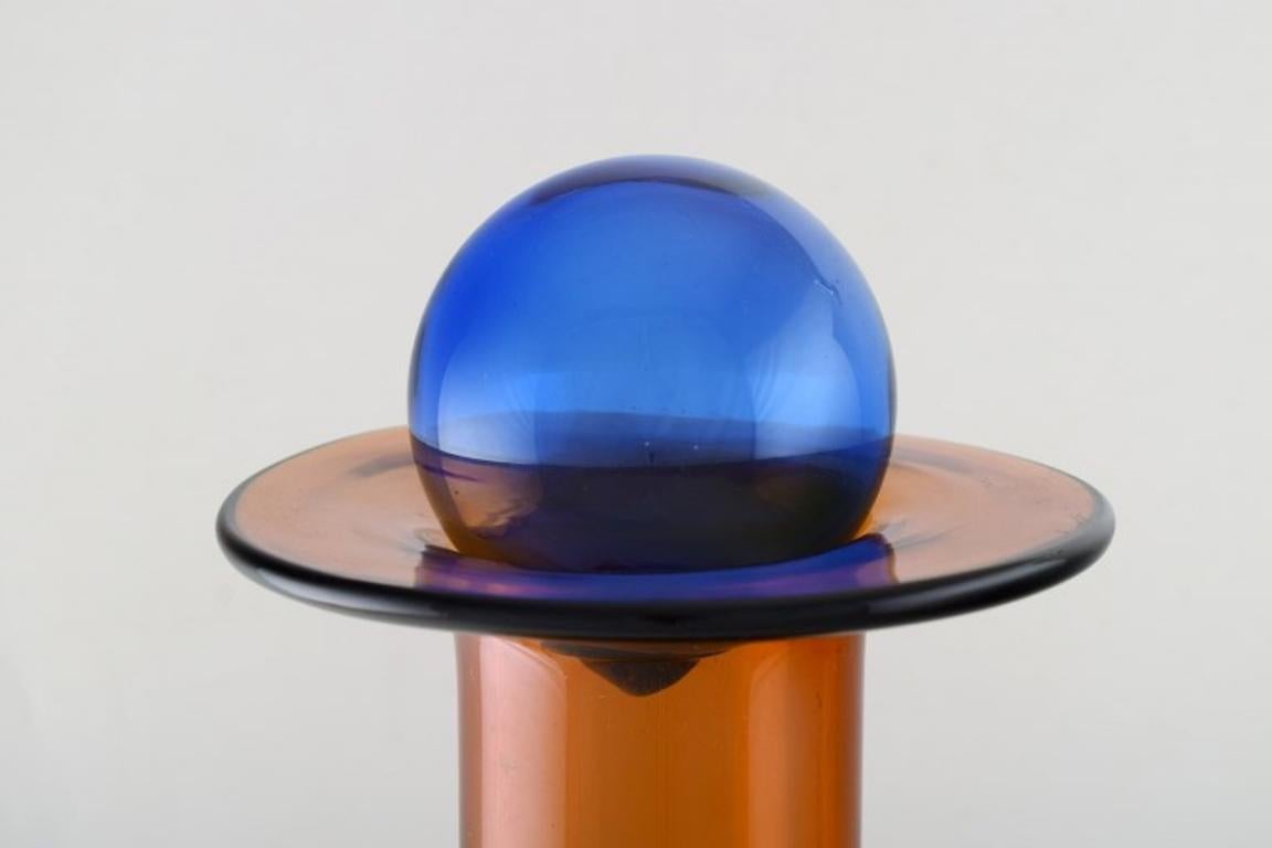 Otto Brauer für Holmegaard, Kolossale Vase/Flasche, Braunes Kunstglas mit blauer Kugel (Dänisch) im Angebot