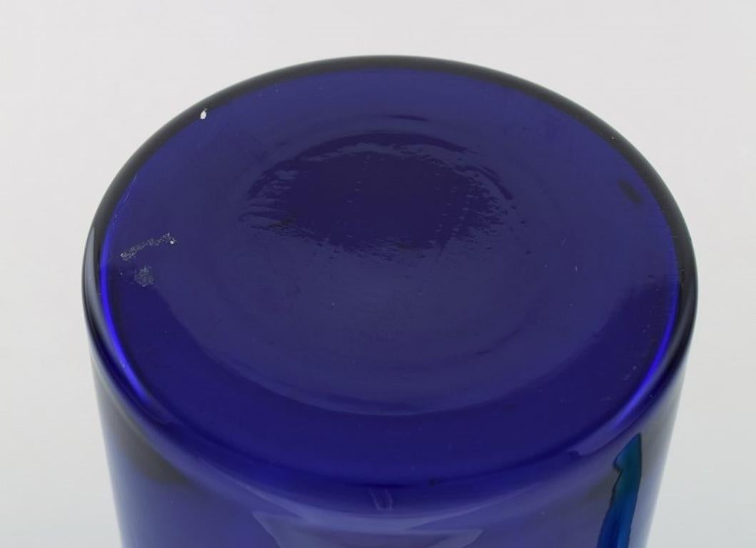 Otto Brauer für Holmegaard. Große Flasche aus blauem Kunstglas mit blauer Kugel im Zustand „Hervorragend“ im Angebot in Copenhagen, DK