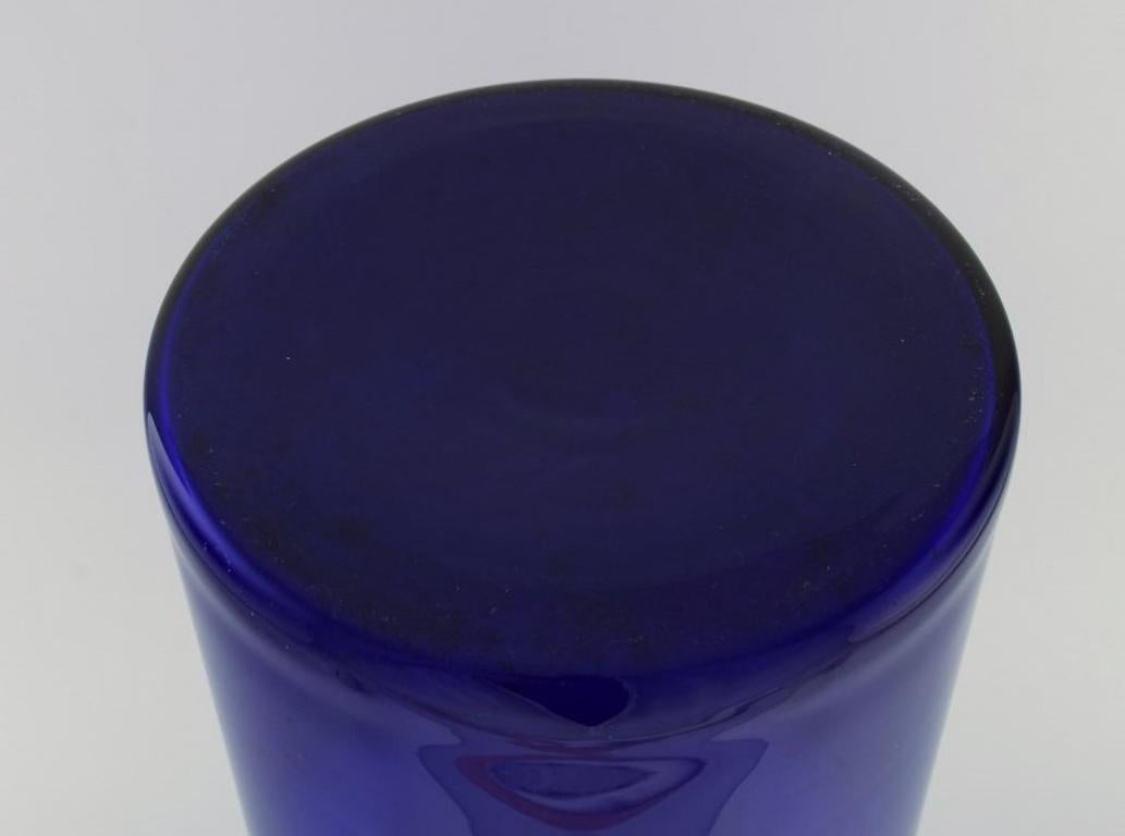 Otto Brauer für Holmegaard. Große Flasche aus blauem Kunstglas mit hellblauer Kugel. (Mitte des 20. Jahrhunderts) im Angebot