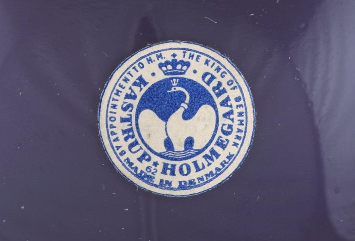 Otto Brauer für Holmegaard. Große Flasche aus blauem Kunstglas mit lila Kugel in Blau im Zustand „Hervorragend“ im Angebot in Copenhagen, DK