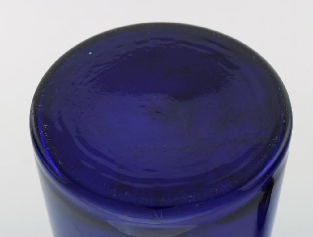 Otto Brauer für Holmegaard. Große Flasche aus blauem Kunstglas mit lila Kugel in Blau (Mitte des 20. Jahrhunderts) im Angebot