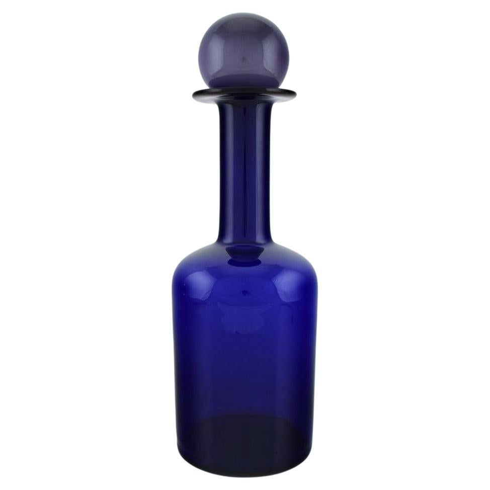 Otto Brauer für Holmegaard. Große Flasche aus blauem Kunstglas mit lila Kugel in Blau im Angebot