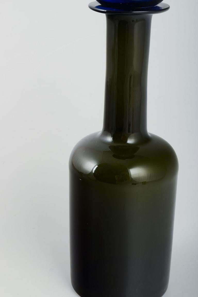 Scandinave moderne Otto Brauer pour Holmegaard. Grande bouteille en verre d'art vert avec une boule bleue. en vente