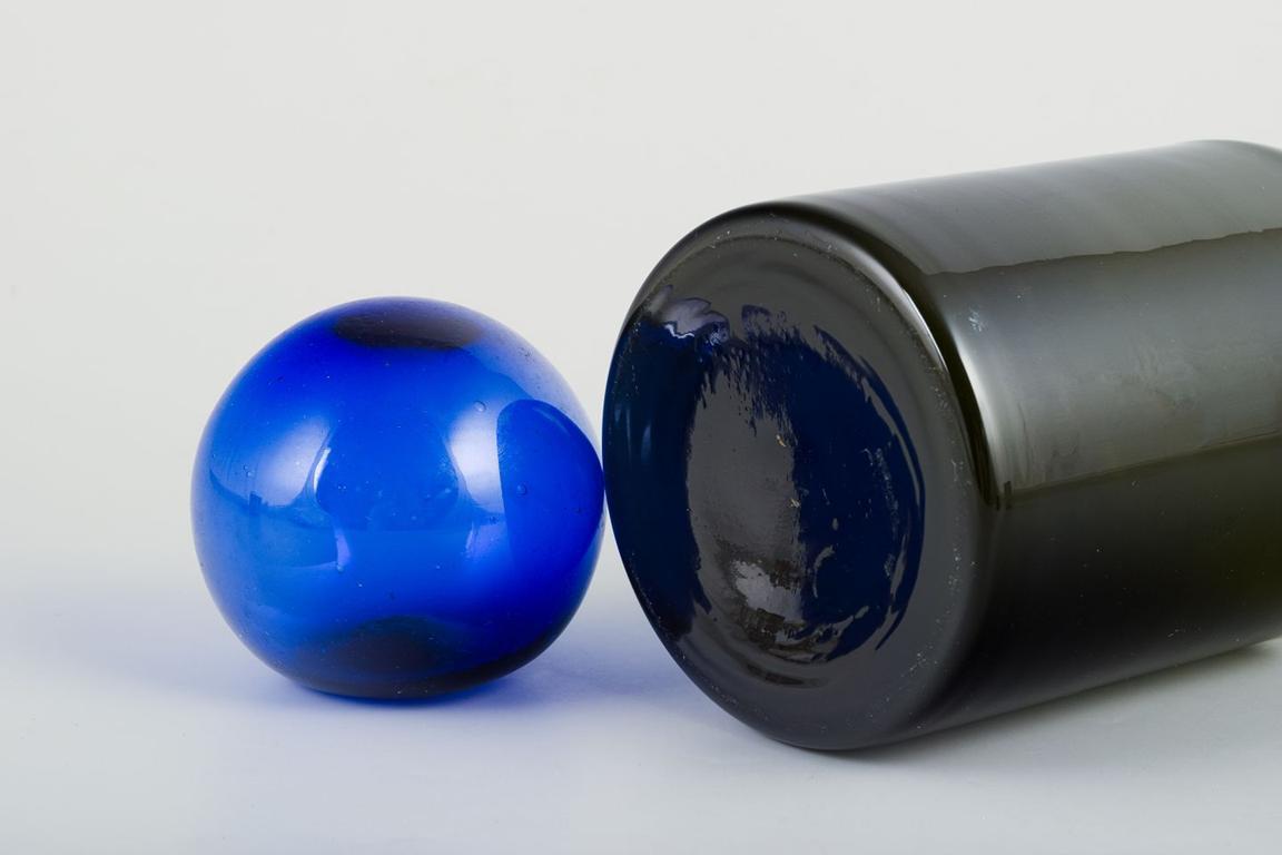 Danois Otto Brauer pour Holmegaard. Grande bouteille en verre d'art vert avec une boule bleue. en vente