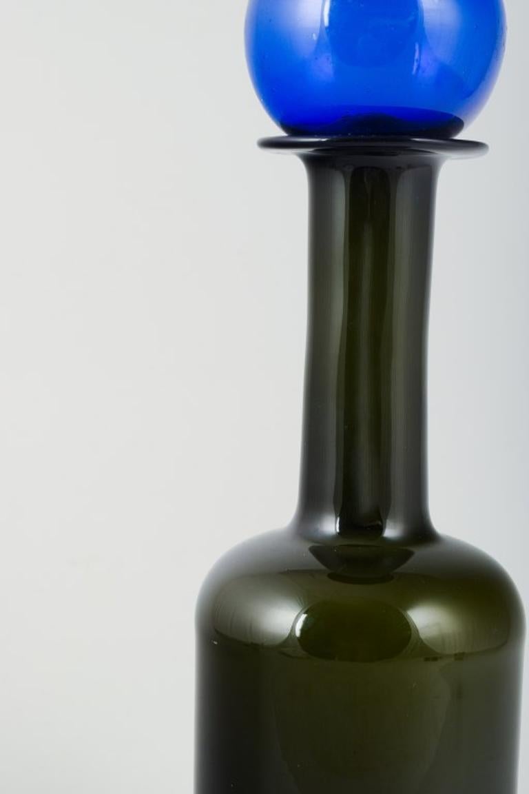 Otto Brauer pour Holmegaard. Grande bouteille en verre d'art vert avec une boule bleue. Excellent état - En vente à København, Copenhagen
