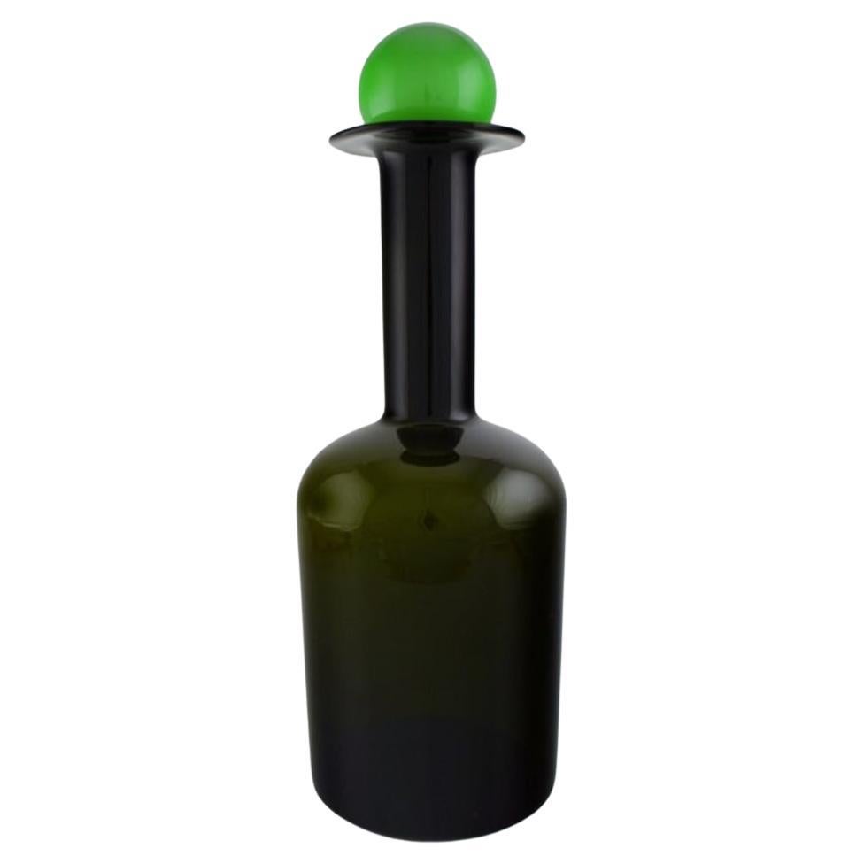 Otto Brauer für Holmegaard, Große Flasche aus grünem Kunstglas mit grüner Kugel im Angebot
