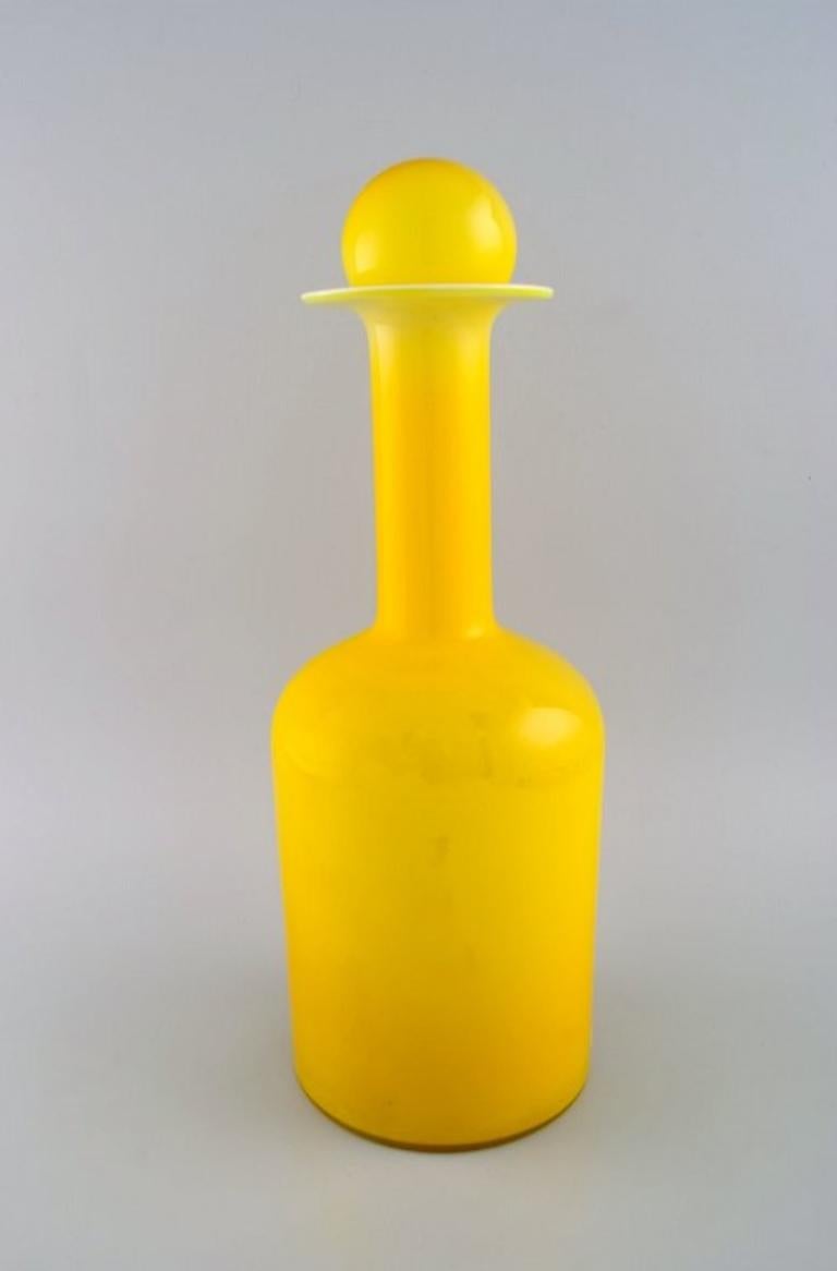 Otto Brauer für Holmegaard. 
Große Vase / Flasche aus gelbem Kunstglas mit gelber Kugel. 1960s.
Maße: 42,5 x 15 cm (inkl. Ball).
In ausgezeichnetem Zustand.
Label.