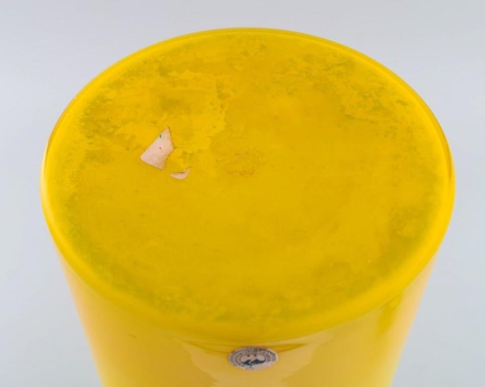 Otto Brauer für Holmegaard. Große Flasche aus gelbem Kunstglas mit gelber Kugel (Mitte des 20. Jahrhunderts) im Angebot