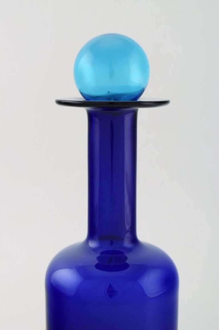 Otto Brauer für Holmegaard. 
Große Vase / Flasche aus blauem Kunstglas mit blauer Kugel. 1960's.
Maße: 29,5 x 9,5 cm (inkl. Kugel).
In perfektem Zustand.