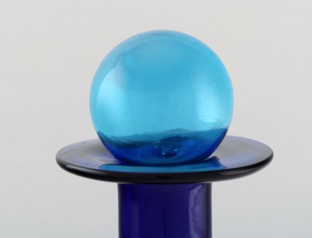 Otto Brauer für Holmegaard. Große Vase / Flasche aus blauem Kunstglas mit blauer Kugel (Dänisch) im Angebot