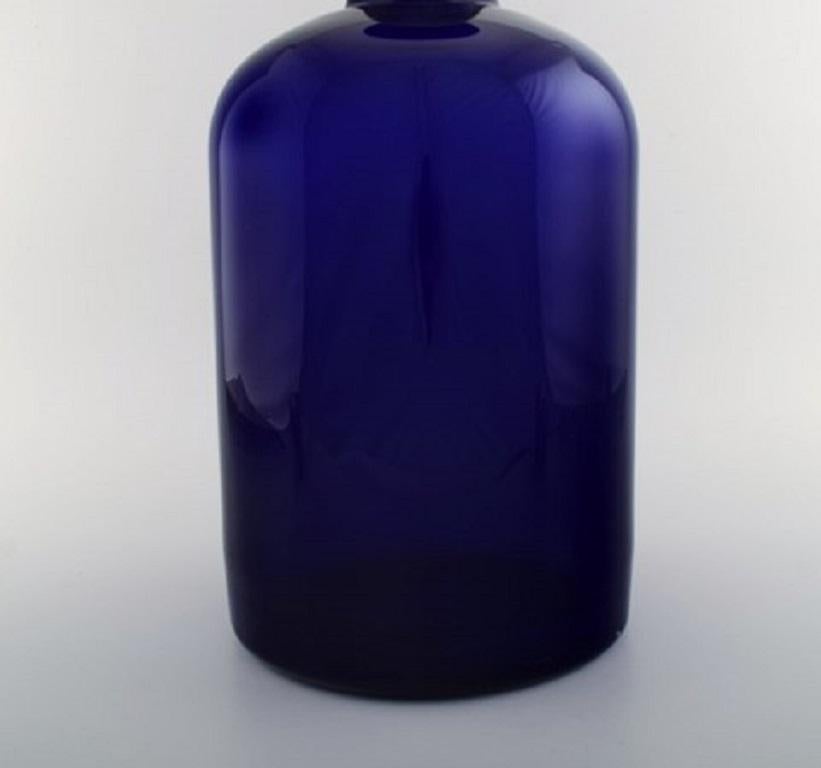 Otto Brauer for Holmegaard, Large Vase/Bottle in Blue Art Glass with Red Ball In Excellent Condition In Copenhagen, DK