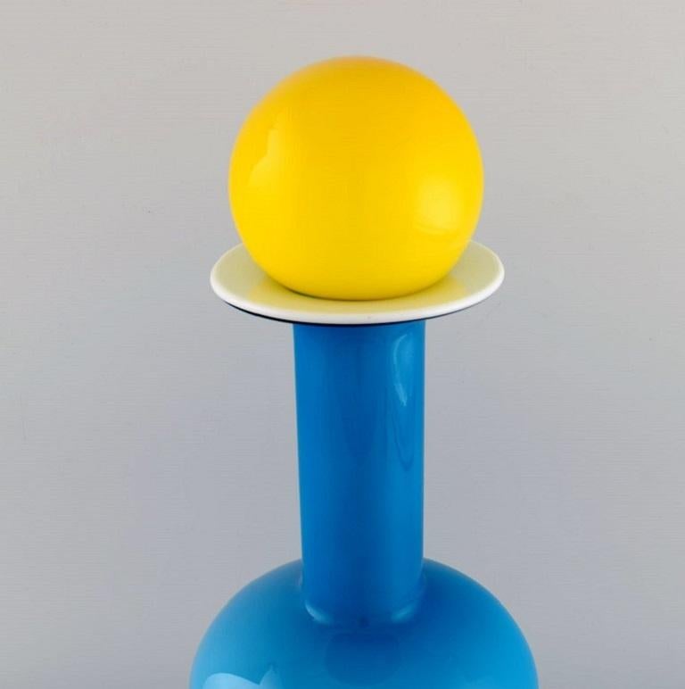 Otto Brauer for Holmegaard. Large vase / bottle in blue art glass with yellow ball. 
1960s.
Measures: 43.5 x 15 cm (incl. Ball).
In perfect condition.
Sticker.