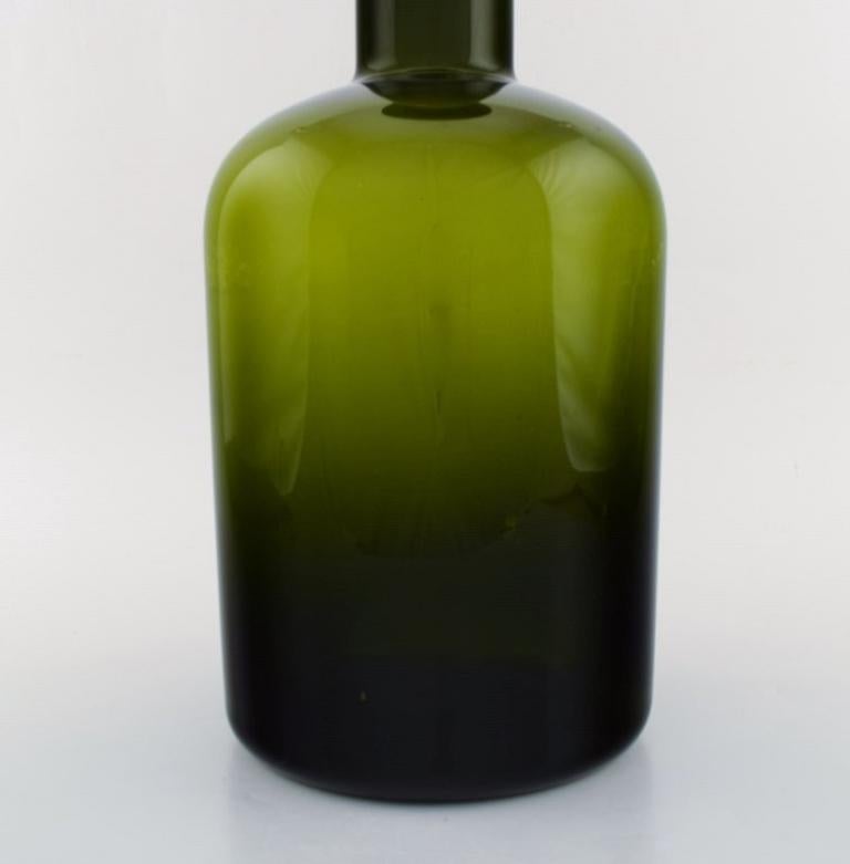 Otto Brauer für Holmegaard, Große Vase /Flasche aus grünem Kunstglas mit blauer Kugel (Skandinavische Moderne) im Angebot
